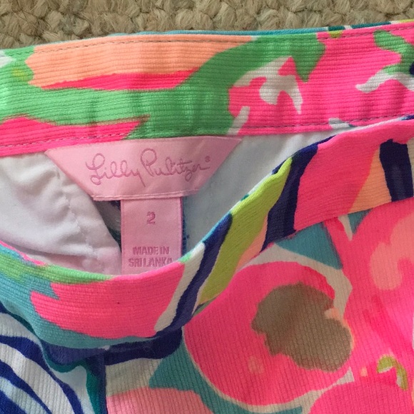 Lilly Pulitzer scalloped shorts. Size 2. - Picture 3 of 5